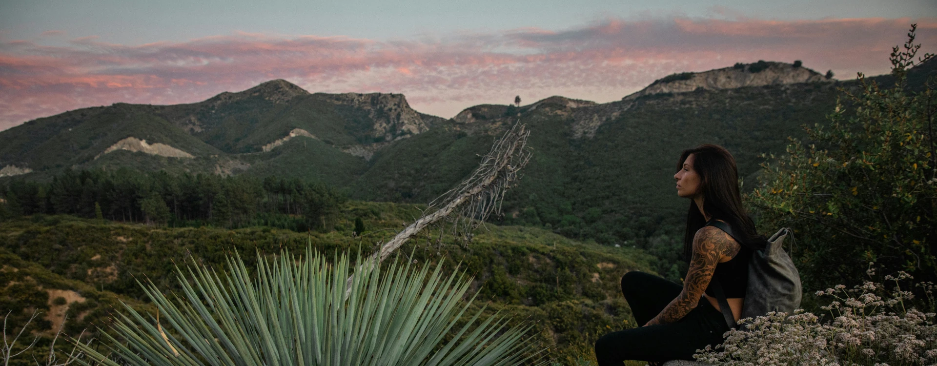 Femme pensive devant des volcans