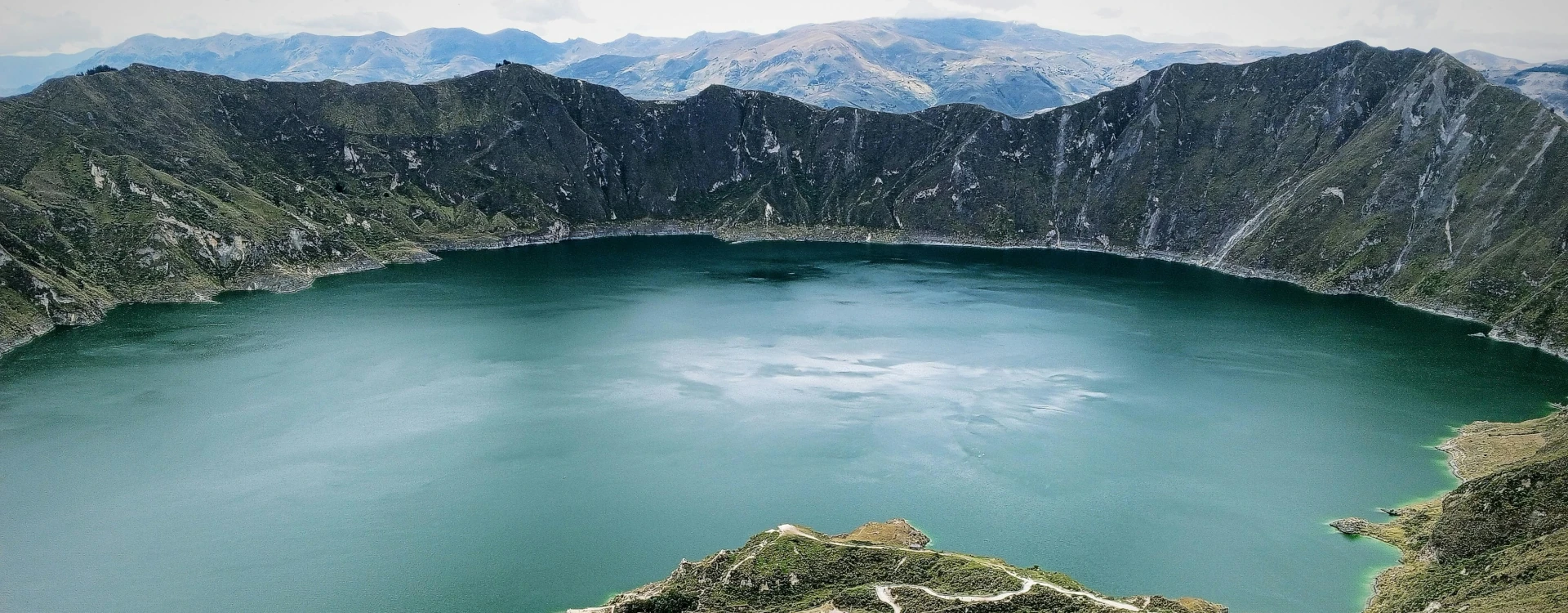 Lac dans un cratère de volcan