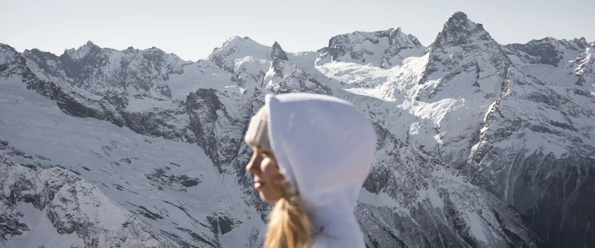 Femme mistérieuse sur fond volcanique enneigé