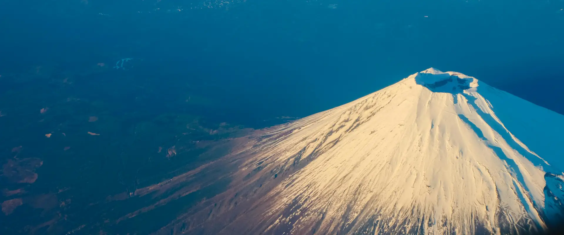 Volcan enneigé vu du ciel